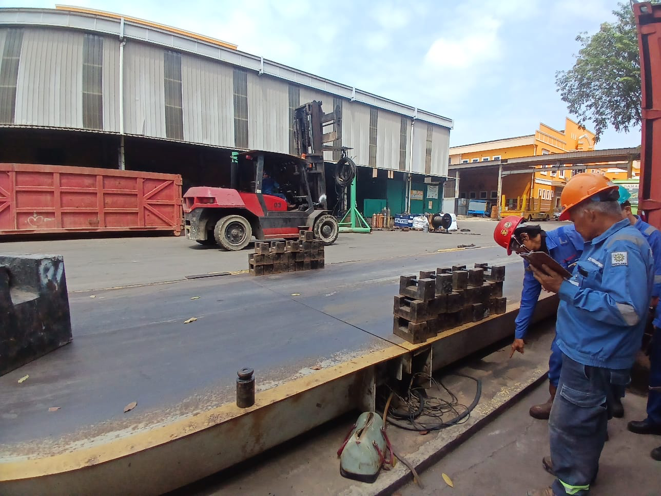 Teknisi CV Protera Engineering melakukan service timbangan jembatan di lapangan